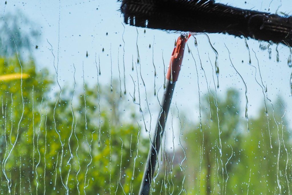 Thoroughly cleaning glass window